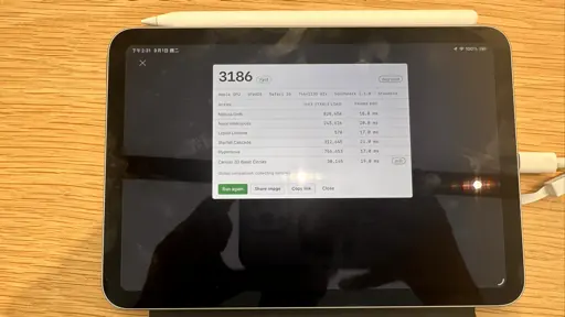 iPad mini with A17 Pro in an Apple Store showing a Screen Test Pro score of 3186 under benchmark 2.1.0